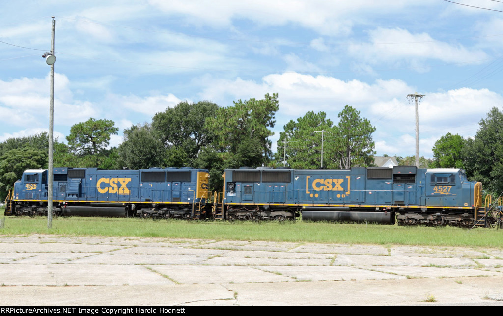 CSX 4526 & 4527 lead train L600-09 towards Raleigh Street
